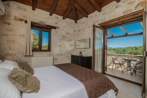 Un pat sau paturi într-o cameră la Villa Navagio Volimes
