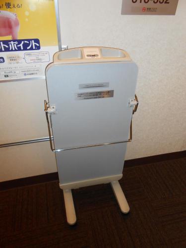 an old refrigerator is sitting next to a wall at WashingtonR&B Hotel Kamata Higashiguchi in Tokyo