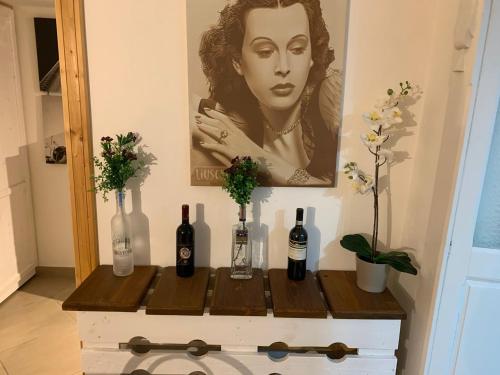 コペルティーノにあるVillaGaudì City Roomsのワインのボトルと女性の写真