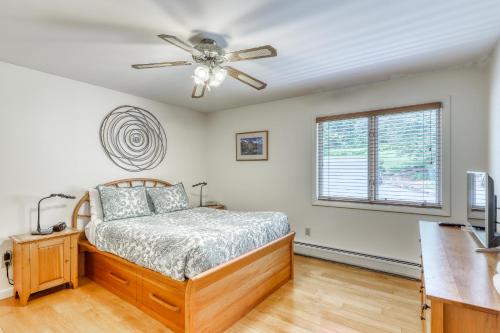 een slaapkamer met een bed en een plafondventilator bij Mountainside resort H201 in Stowe