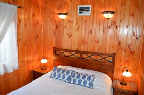 A bed or beds in a room at Cabañas del Teatro Frutillar