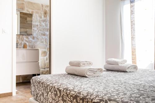 une chambre avec un lit avec des serviettes dessus dans l'établissement Villa Bianca, à Zonza