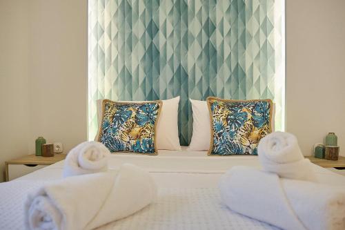 een hotelkamer met handdoeken op een bed bij Elegant Central Apartment Veria - με ενδοδαπέδια θέρμανση!!! in Veria