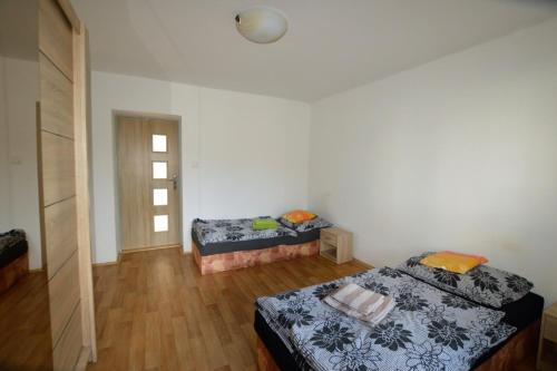 Tempat tidur dalam kamar di Apartmány - Školní