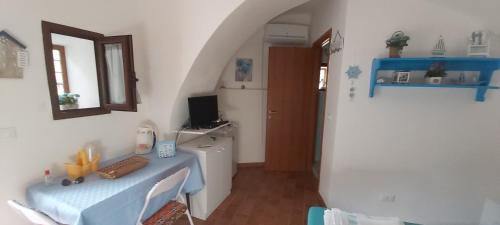 um pequeno quarto com uma mesa azul num quarto em La Panoramica em Villapiana