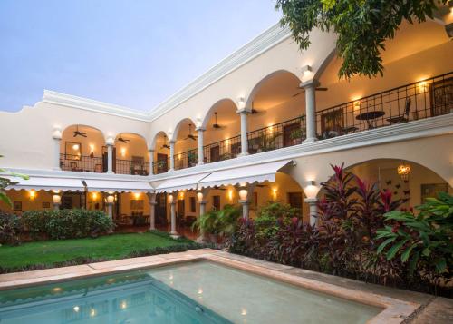 - une vue sur l'extérieur d'un bâtiment avec piscine dans l'établissement Hotel Posada San Juan, à Valladolid