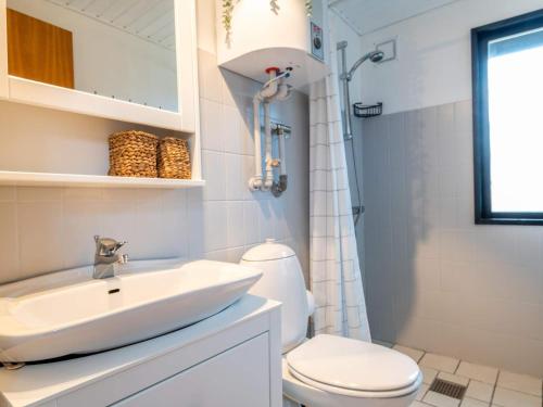 ein Badezimmer mit Waschbecken, Toilette und Dusche in der Unterkunft 5 person holiday home in Fanø in Fanø
