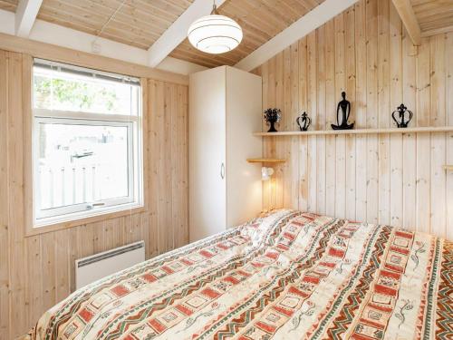 フレデリクスハウンにある6 person holiday home in Frederikshavnのベッドルーム(大型ベッド1台、窓付)