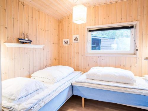 ヘンネ・ストランドにある6 person holiday home in Henneの窓のある部屋にベッドが2つある