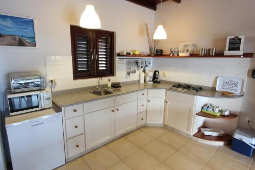 Kuchyň nebo kuchyňský kout v ubytování Kas Hoi in Sabalpalm Villas