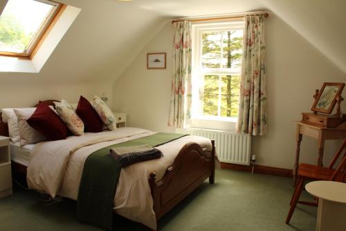 een slaapkamer met een bed en een raam bij Drumena Cottage in Kilcoo