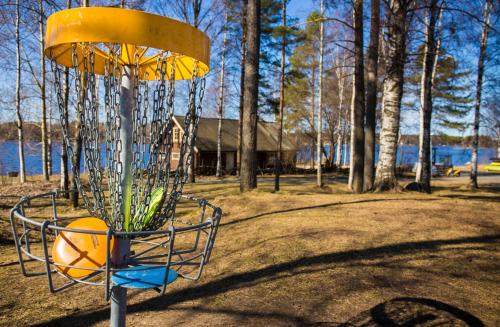 a frisbee golf basket with a frisbee at Spa Hotel Kunnonpaikka in Kuopio