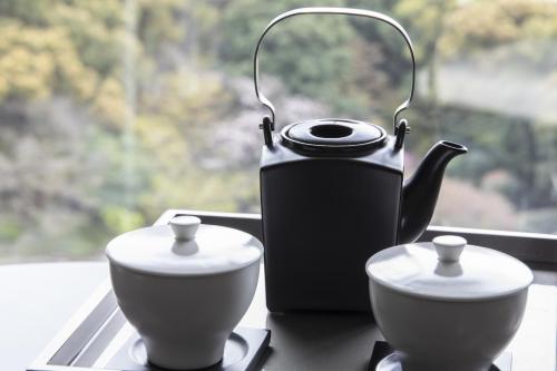 a black tea kettle and two cups on a tray at Hotel New Otani Tokyo EXECUTIVE HOUSE ZEN in Tokyo