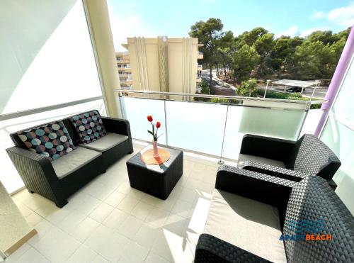 A seating area at APARTBEACH FONT DE MAR 5º Clima Piscina y Vista Playa