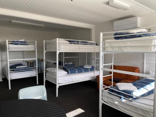 Tempat tidur susun dalam kamar di Kookaburra Lodge