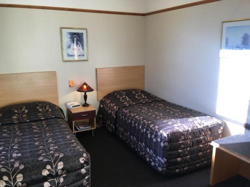 Llit o llits en una habitació de Leviathan Hotel