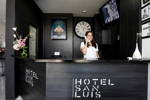 a woman talking on her cell phone at a hotel salon at Hotel San Luis in San Juan de los Lagos