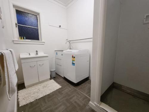 Kamar mandi di Cozy 3BR Mt Roskill - Heat Pump & Wifi & Netflix