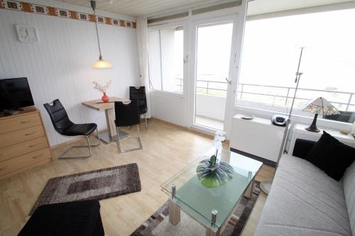 - un salon avec un canapé et une table dans l'établissement Steinwarder 35-37 SB5 012 Steinwarder 35-37, à Heiligenhafen