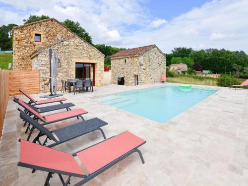 una casa y un patio con piscina y sillas en Majestic holiday home with swimming pool, en Prats-du-Périgord