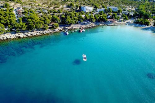 an aerial view of a boat in a large body of water at Hotel Murter in Murter