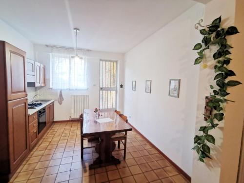 cocina con mesa en el centro de una habitación en Appartamento "C'era una volta" - Ancona, en Ancona