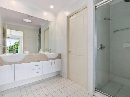 ein Badezimmer mit zwei Waschbecken und einer Dusche in der Unterkunft Casuarina Dreaming Townhouse with Pool in Kingscliff