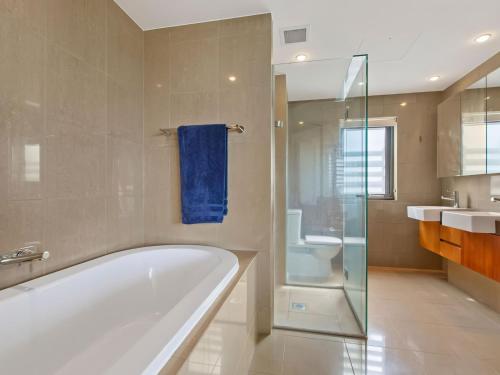 Ένα μπάνιο στο Cotton Beach Apartment 35 Pool Views