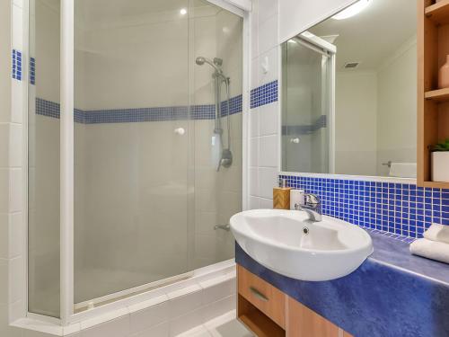 Ένα μπάνιο στο Beach Bliss Apartment with Pool