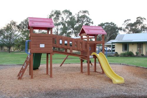 um pequeno parque infantil com escorrega e escorrega em Murray River Resort em Moama