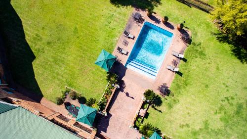 una vista aérea de una piscina en un patio en Willows Garden Hotel Potchefstroom, en Potchefstroom