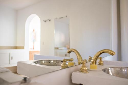 a bathroom with two sinks and a mirror at Villa Yrondi in Bora Bora