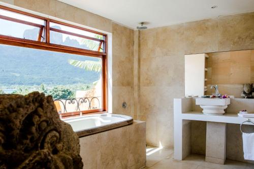 Kylpyhuone majoituspaikassa Villa Yrondi