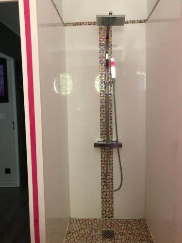 - une douche dans une chambre avec un mur en verre dans l'établissement Bel appartement au calme vue imprenable parking privé gratuit, à La Ciotat