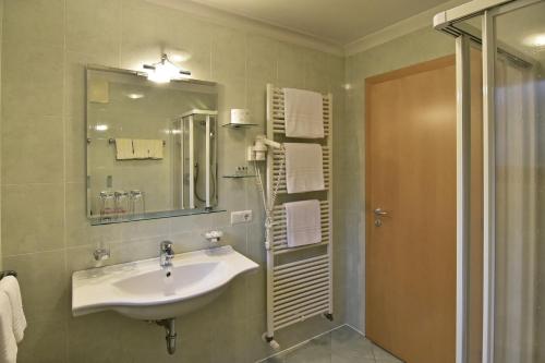 Koupelna v ubytování Zimmervermietung Zum Weissen Rössl