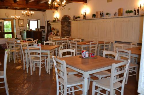 Reštaurácia alebo iné gastronomické zariadenie v ubytovaní Albergo Grobberio