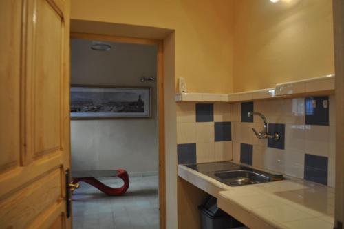 - une cuisine avec un évier et un comptoir dans l'établissement Studio Mezzanine Kasbah Tanger - Climatisée, à Tanger