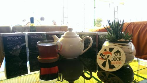 un tavolo con teiera, brocca e bevanda di RiX Sunny Apartments a Kyrenia