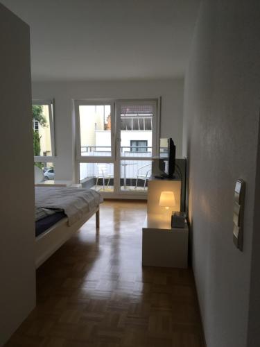 - une chambre avec un lit et une télévision sur une table dans l'établissement Ferienwohnung-Ludwigsburg-City, à Ludwigsbourg