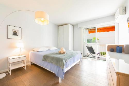 um quarto com uma cama com um urso de peluche em Modern apartment 2 bedrooms quiet terrace in a palm beach area, 30 meters from seaside em Cannes