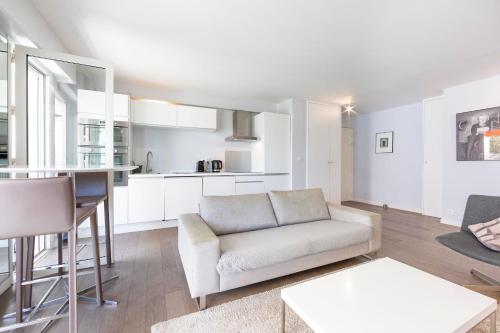 Køkken eller tekøkken på Modern apartment 2 bedrooms quiet terrace in a palm beach area, 30 meters from seaside