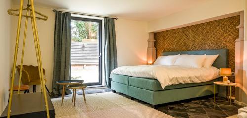 sypialnia z łóżkiem i dużym oknem w obiekcie EgliZen w mieście Hoofdplaat