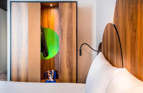 a bedroom with a bed and a mirror at ibis Styles Paris Meteor Avenue d'Italie in Paris