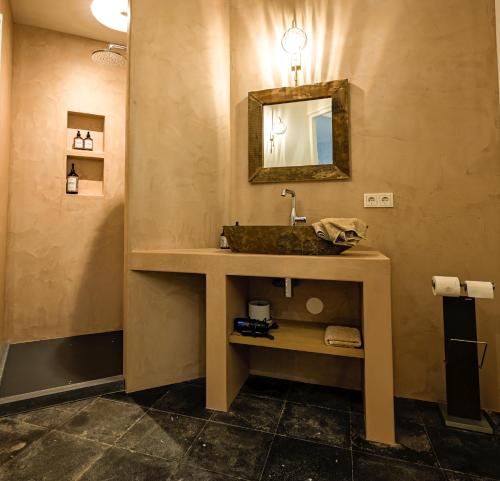A bathroom at EgliZen