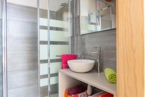 een badkamer met een wastafel en een spiegel bij Cas Ferrerico in Costa des Pins