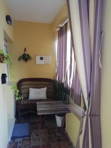 un sofá en una habitación con ventana en ALOJAMIENTOS DG, en Punta Umbría