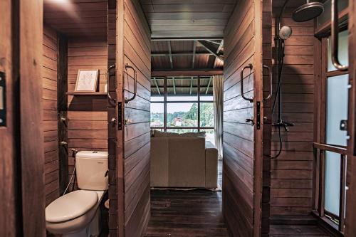 烏布的住宿－Grün Ubud，一间带卫生间和淋浴的浴室