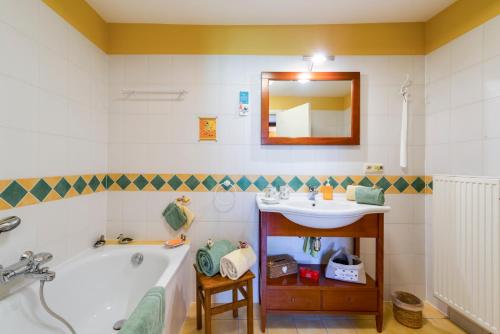 La salle de bains est pourvue d'une baignoire et d'un lavabo. dans l'établissement La Renardière - Chanly, à Wellin