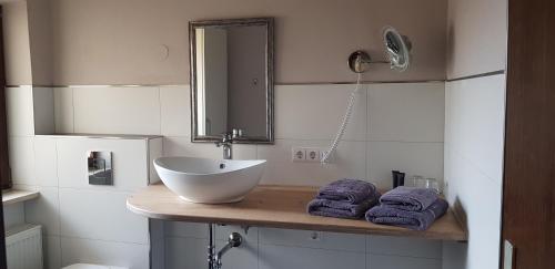 a bathroom with a sink and a mirror and towels at Boardinghouse Marktplatz in Schwandorf in Bayern