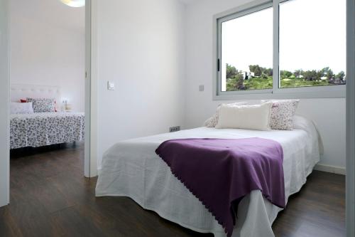 A bed or beds in a room at Villa Mont Rodó con piscina y jardín privado - Pet Friendly